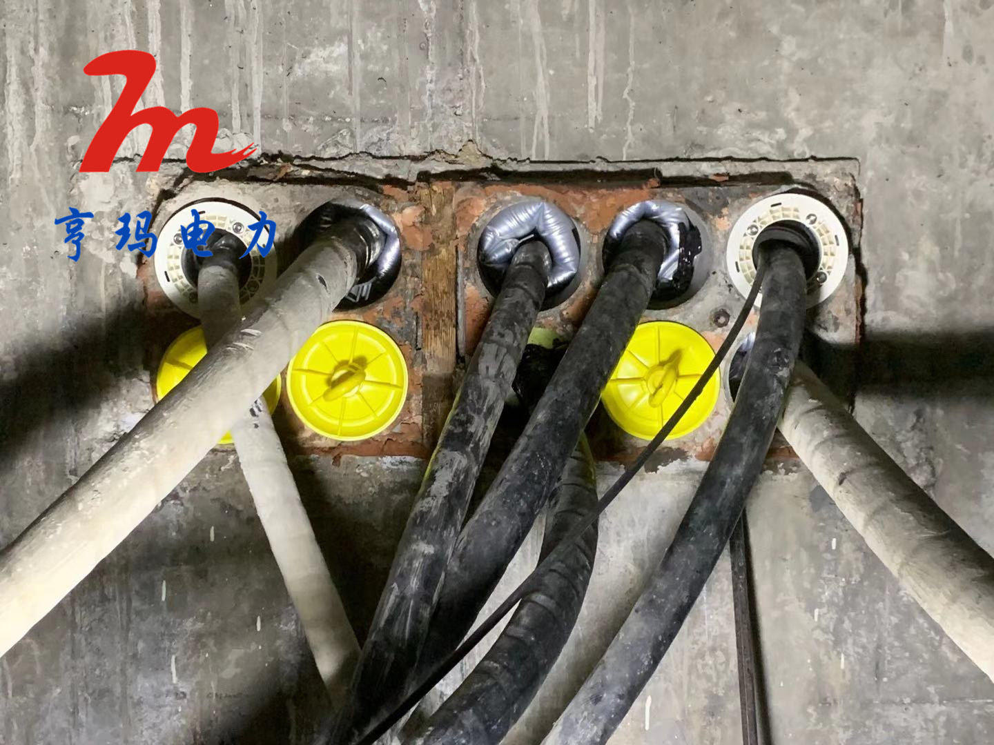 實拍嵊州10kv開關設備站電纜孔洞封堵現場